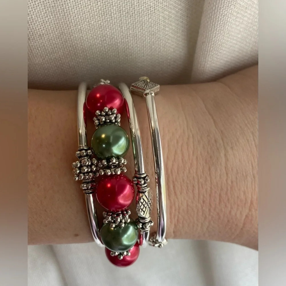 SLINKY BRACELET Women’s Slinky Bracelet with‎ Charms and Beads Red and Green